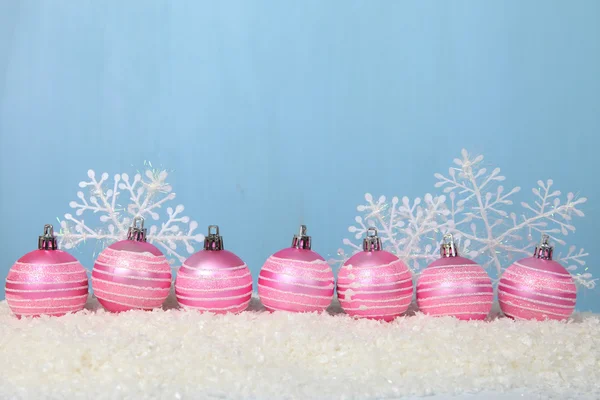 Bolas de Natal na neve — Fotografia de Stock