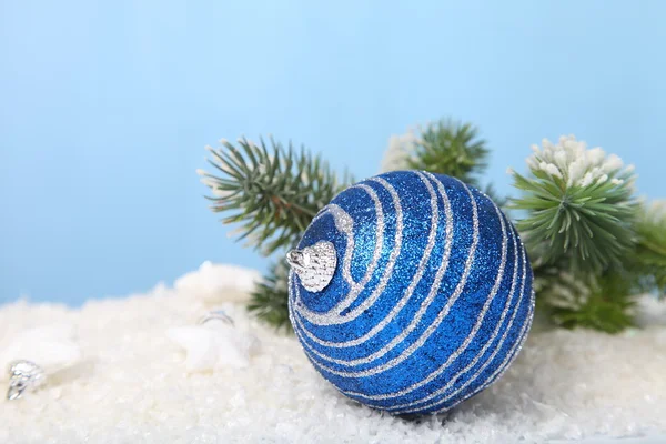 Decoraciones navideñas en la nieve — Foto de Stock