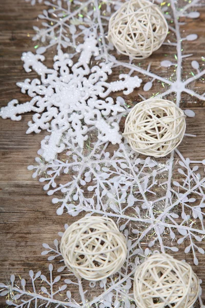 Decorazioni natalizie su un vecchio tavolo di legno — Foto Stock