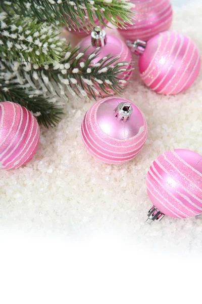 Різдвяні прикраси, рожеві кульки і зірки в снігу . — стокове фото
