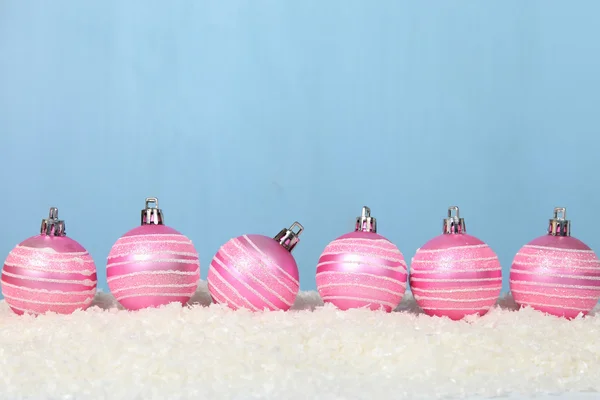 Різдвяні кульки на снігу — стокове фото