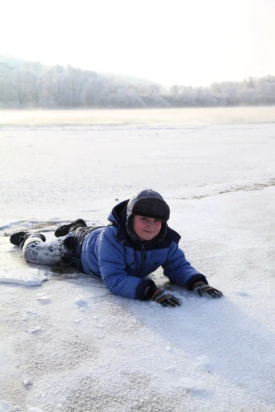 Menino caminhando em um dia de inverno — Fotografia de Stock