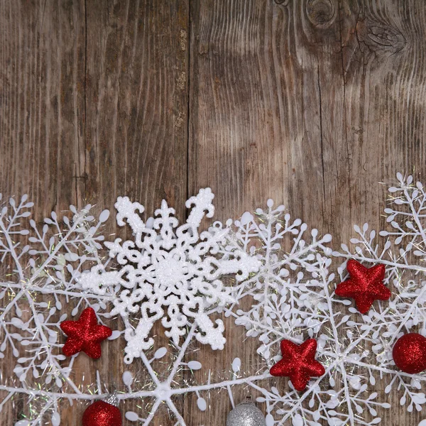 雪とクリスマスの装飾の境界線 — ストック写真