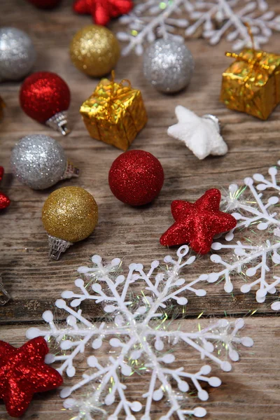 Kerstversiering op een oude houten tafel — Stockfoto