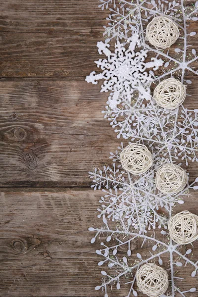 Decorazioni natalizie su un vecchio tavolo di legno — Foto Stock