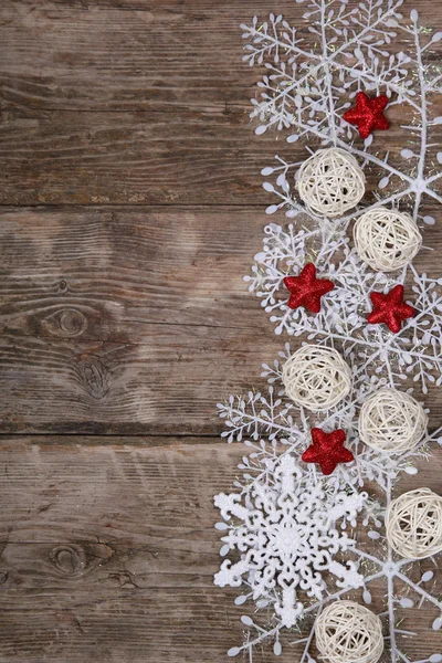 Schneeflocken und Weihnachtsdekoration — Stockfoto