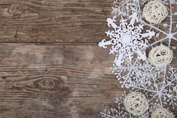 Weihnachtsdekoration auf einem alten Holztisch — Stockfoto