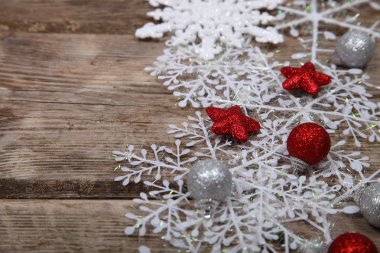 Ahşap arka plan üzerinde beyaz kar taneleri.