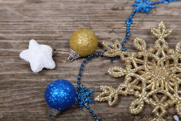 Decoraciones navideñas sobre una vieja mesa de madera — Foto de Stock