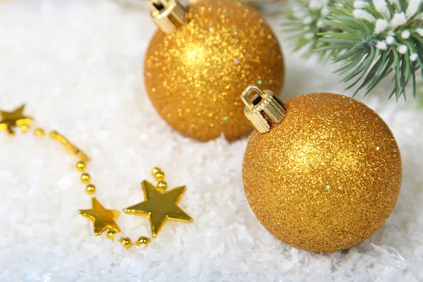 Décorations de Noël dans la neige — Photo