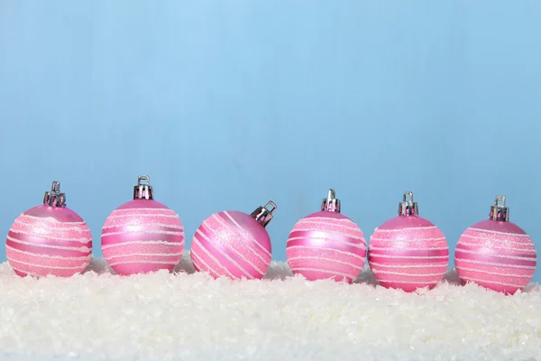 Bolas de Natal na neve — Fotografia de Stock