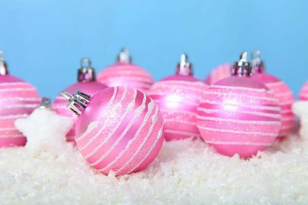 Bolas de Navidad en la nieve — Foto de Stock