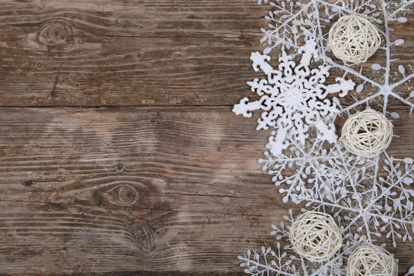 Decorazioni natalizie su un vecchio tavolo di legno — Foto Stock