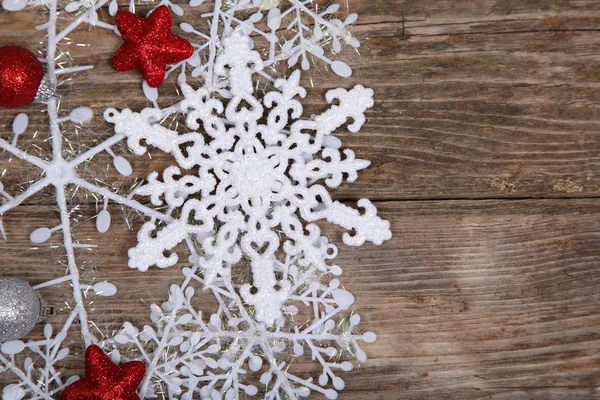 雪とクリスマスの装飾の境界線 — ストック写真