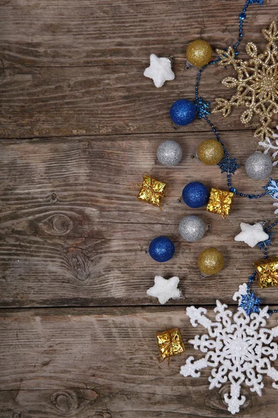 Decoraciones navideñas sobre una vieja mesa de madera — Foto de Stock