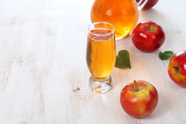 Apple juice and apples on a  wooden table — Stock Photo, Image