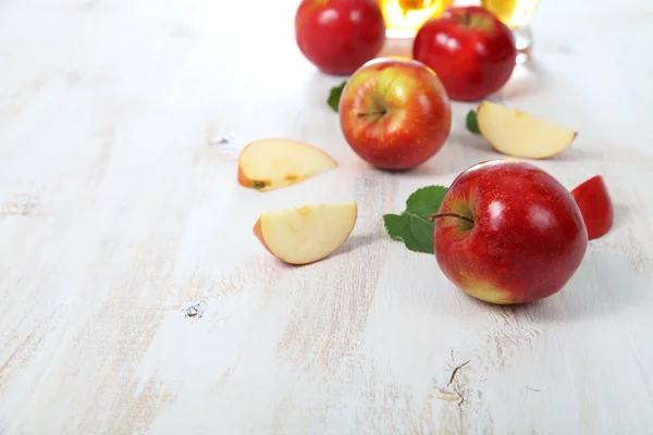 Äpfel auf einem Holztisch — Stockfoto