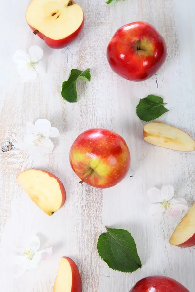 Appels op een houten tafel — Stockfoto