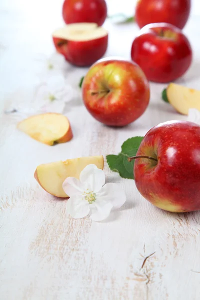 Äpplen på ett träbord — Stockfoto
