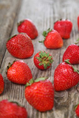 Eski ahşap masa olgun çilek