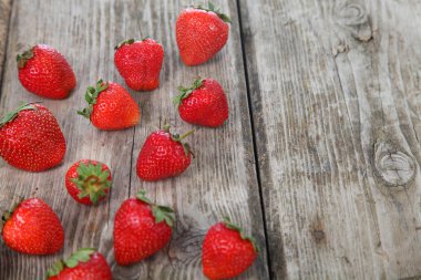 Eski ahşap masa olgun çilek