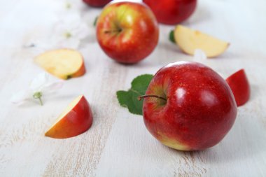 Elmalar ahşap masada.