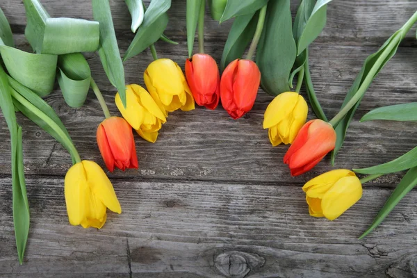 Strauß gelber und roter Tulpen — Stockfoto