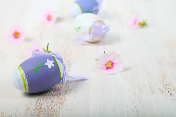 Huevos de Pascua y flores — Foto de Stock