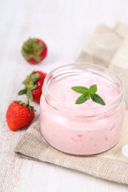 Çilekli yoğurt ve olgun çilek 