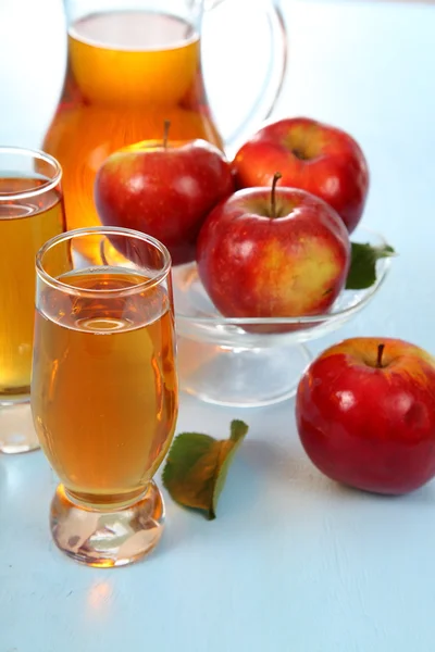 Jus de pomme et pommes rouges fraîches — Photo