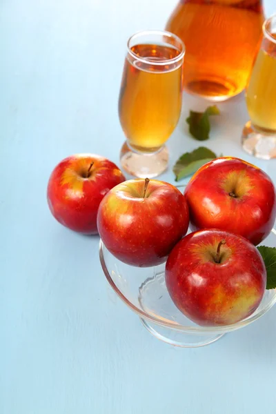 Jablečné šťávy a čerstvé červená jablka — Stock fotografie