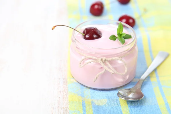 Yogurt alla ciliegia e ciliegia matura — Foto Stock