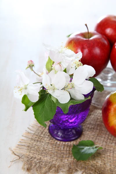 Appels op een houten tafel — Stockfoto