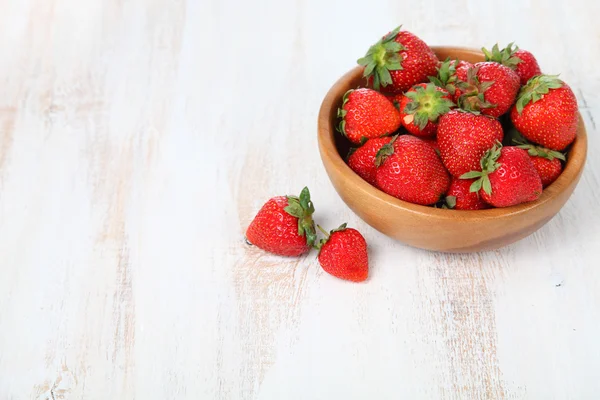Reife Erdbeeren in einer braunen Schüssel — Stockfoto