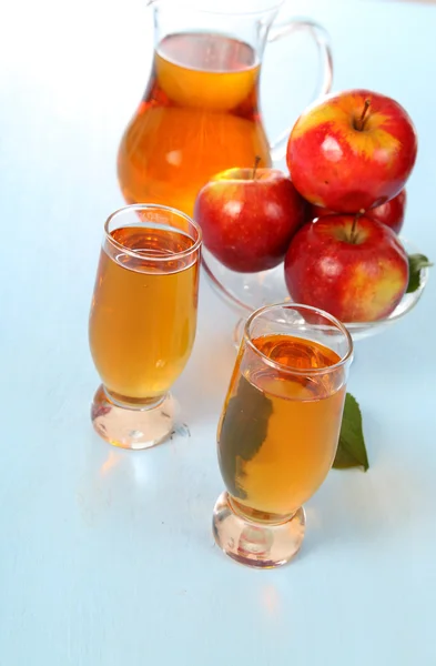 Zumo de manzana y manzanas rojas frescas —  Fotos de Stock