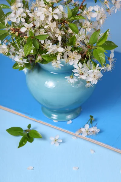 青色の背景に桜の花の花束 — ストック写真