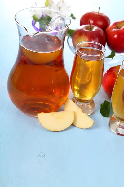Zumo de manzana y manzanas rojas frescas —  Fotos de Stock