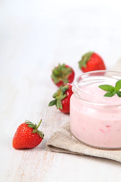 Yogur de fresa y fresa madura — Foto de Stock