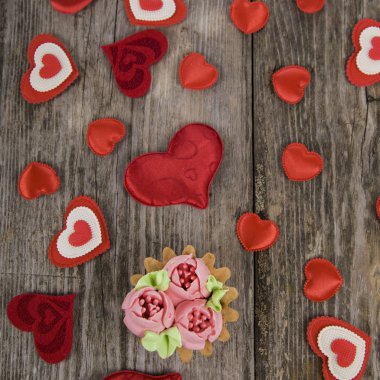 ahşap arka plan üzerinde Hearts.  