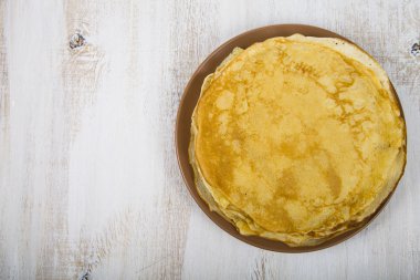 Bir masada kırmızı havyar ile Pancakes