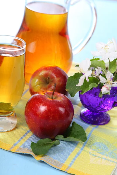 Jus de pomme et pommes rouges fraîches — Photo