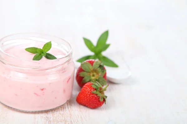 Iogurte de morango e morango maduro — Fotografia de Stock