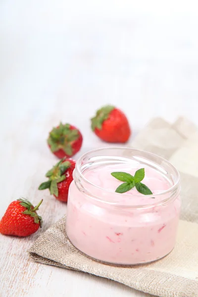 Strawberry yoghurt och mogen jordgubbe — Stockfoto