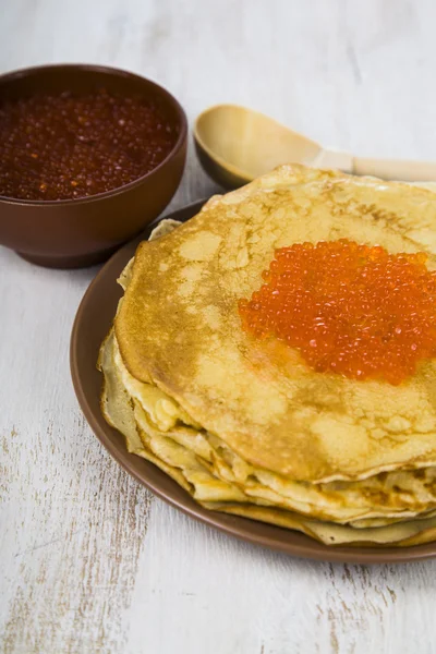 Bir masada kırmızı havyar ile Pancakes. — Stok fotoğraf