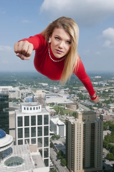 Mujer volando por el cielo — Foto de Stock