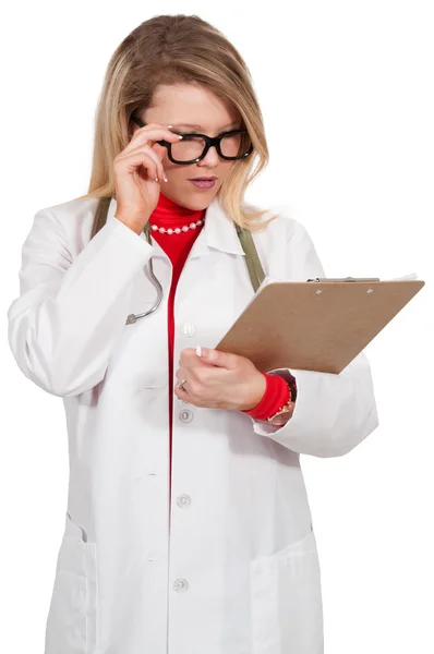 Женщина-врач с записями пациентов — стоковое фото