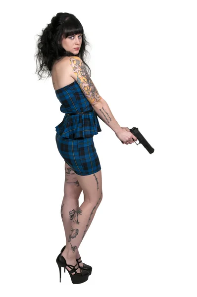 Mulher tatuada com pistola — Fotografia de Stock