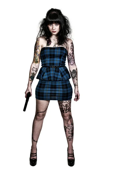 Tetovaný žena s pistolí — Stock fotografie