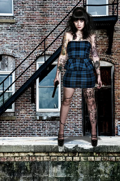 Mulher tatuada com pistola — Fotografia de Stock