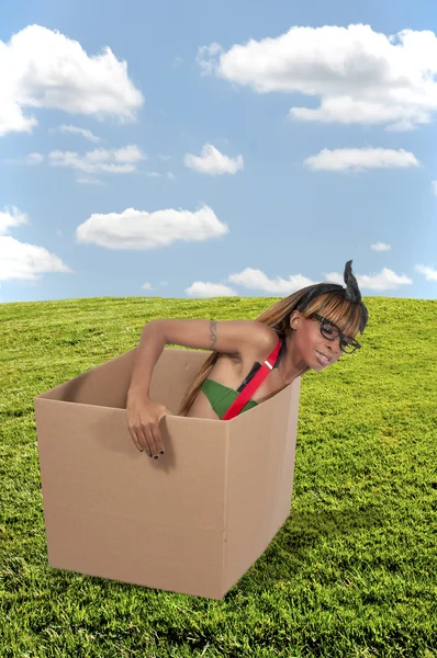 Kvinna i en låda — Stockfoto